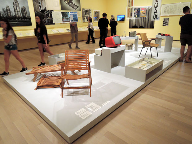 ЈУГОСЛОВЕНСКА БЕТОНСКА УТОПИЈА: Селфи испред црвеног киоска